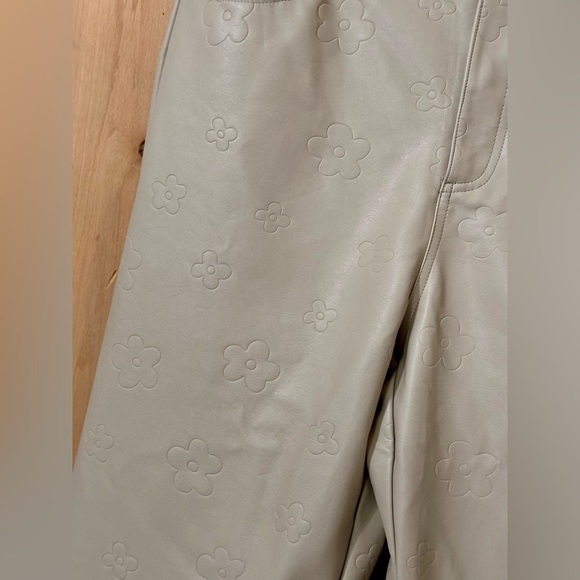 EUC LE LIS Vanilla Cream Floral Faux Leather Pant Vegan Leather Daisy Embossed - Picture 5 of 10
